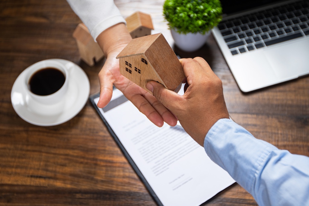business-bank-agency-holding-house-model-give-proposal-customer-housing-loan-cheap-interest-buying-home-condominium-finished-contract-real-estate-concept.jpg покупка