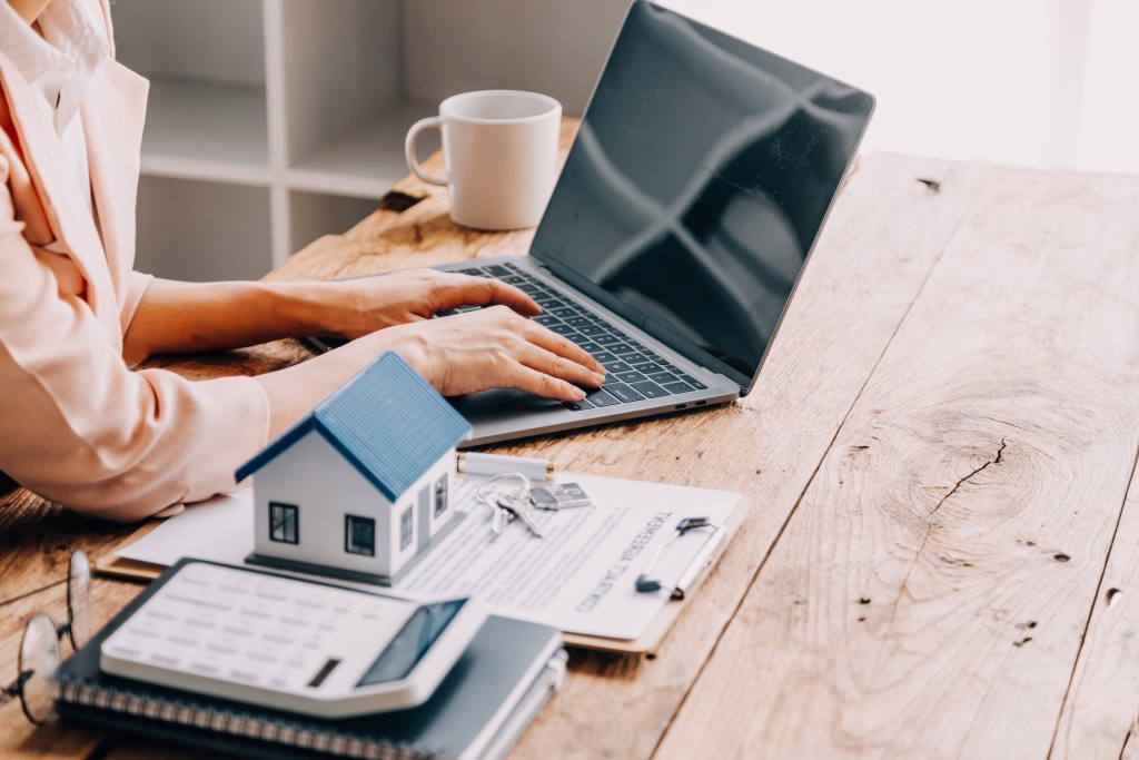 real-estate-broker-agent-presenting-consult-customer-decision-making-sign-insurance-form-agreement-buy-sell-home-model-concerning-mortgage-loan-offer-house-insurance.jpg сотрудник