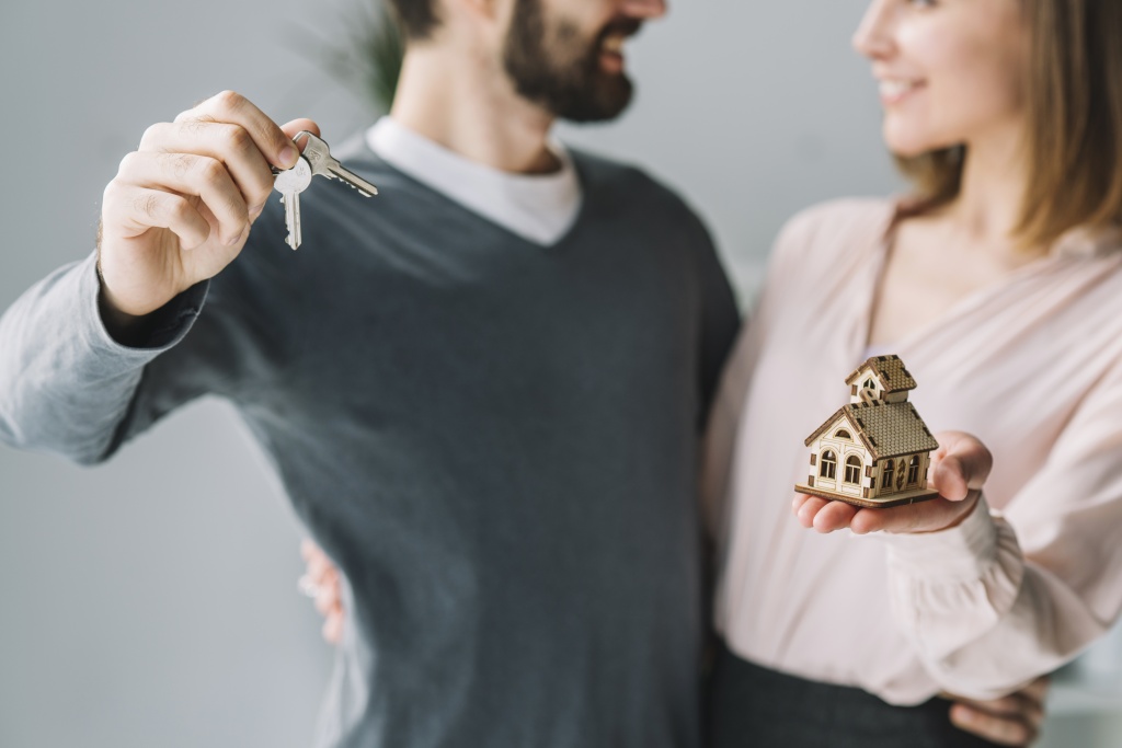 crop-couple-with-keys-house.jpg семья